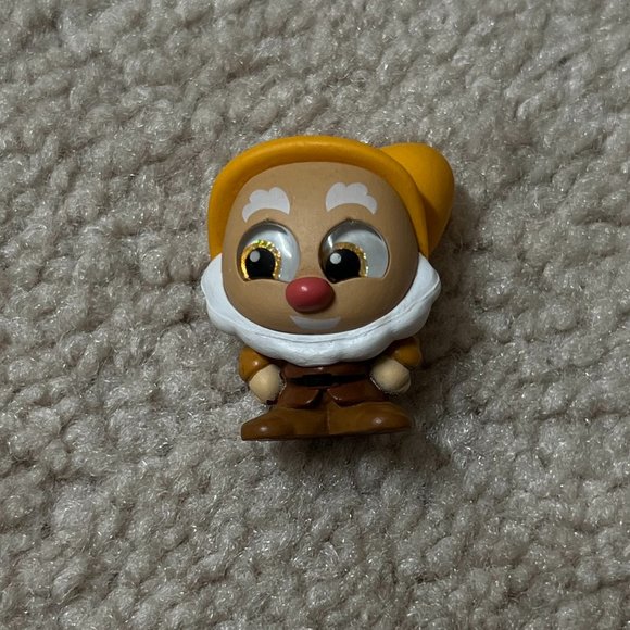 Disney Doorables Series 6: Happy from Snow White - Picture 1 of 2